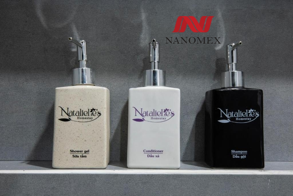 Bình Amenities đựng dung dịch sữa tắm dầu gội của Nanomex tại NatalieLe's