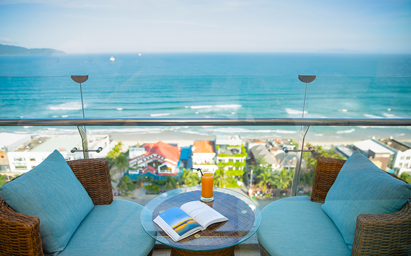 Diamond Sea Hotel Đà Nẵng, nằm cạnh bãi biển Mỹ Khê, với tầm nhìn bao quát từ trên cao hướng về đại dương vô tận