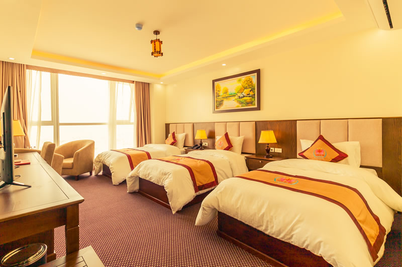 Khách sạn Thượng Hải có 86 phòng nghỉ sang trọng đạt tiêu chuẩn 3 sao, hệ thống nhà hàng, phòng hội nghị, phòng toạ đàm cùng lúc có thể đón tiếp và phụ vụ được hơn 600 khách