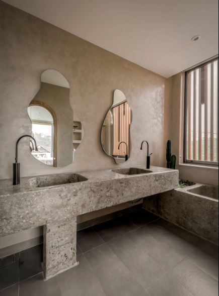 Phòng tắm được hoàn thiện với những gam màu trung tính và mang lại ấn tượng về sự mộc mạc, nguyên bản
